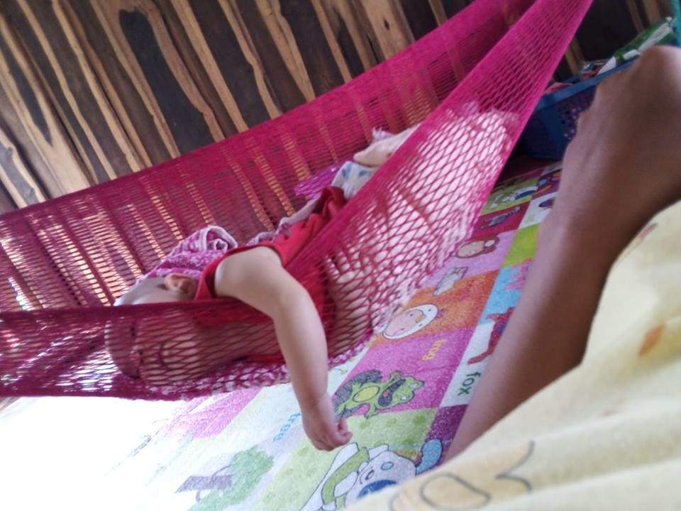 Con gái ngủ ngon lành trên võng, mẹ giật thót mình khi nhìn kĩ hơn - 13