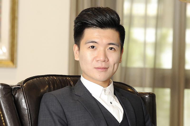 Đỗ Quang Vinh (SN 1989) là con trai cả của ông Đỗ Quang Hiển (bầu Hiển), Chủ tịch Hội đồng quản trị Ngân hàng SHB và Tập đoàn T&T – một trong những người giàu nhất Việt Nam.
