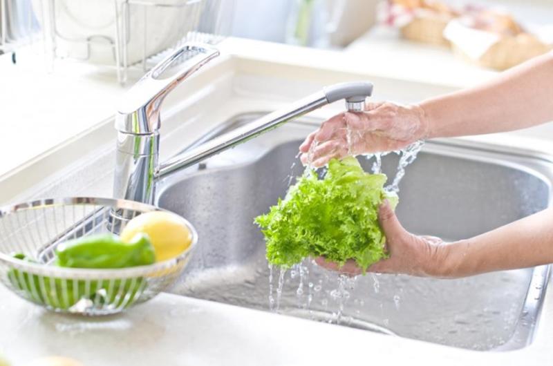 Lời khuyên: Ngâm rau và trái cây trong hơn 30 phút rất dễ gây mất chất dinh dưỡng. Bạn nên rửa rau dưới vòi nước cho đến khi sạch hẳn bụi bẩn.
