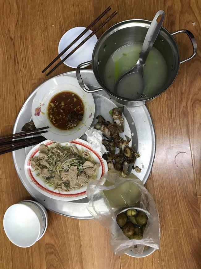 choang vang truoc mam com me chong de phan, con dau phan ung khien ba tai mat - 1