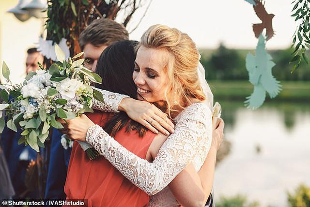 Cô dâu chê quà cưới 6 triệu của bạn không đủ đắt, bắt đưa thêm 7 triệu - 1