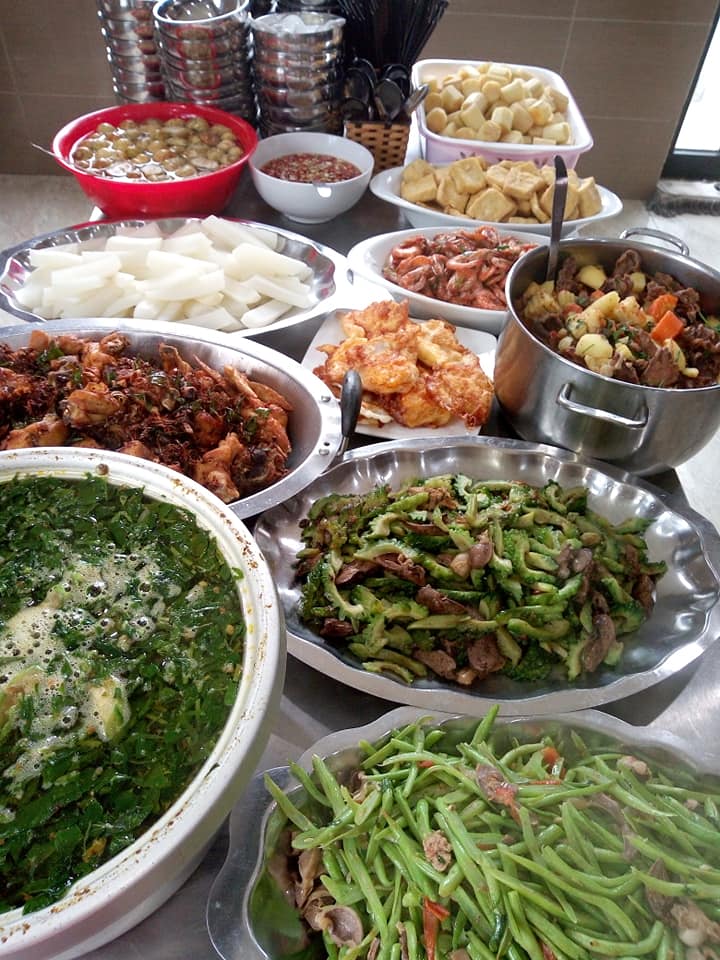 Cơm trưa văn phòng 30 nghìn/người đủ gà, cá, tôm, mực... ở Thanh Hoá khiến chị em bái phục - 1