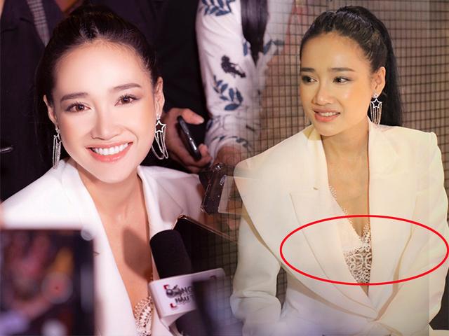 Tái xuất sau ồn ào sinh con đầu lòng, Nhã Phương để lộ nội y kém tinh tế
