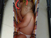 Làm mẹ - Con gái ngủ ngon lành trên võng, mẹ giật thót mình khi nhìn kĩ hơn