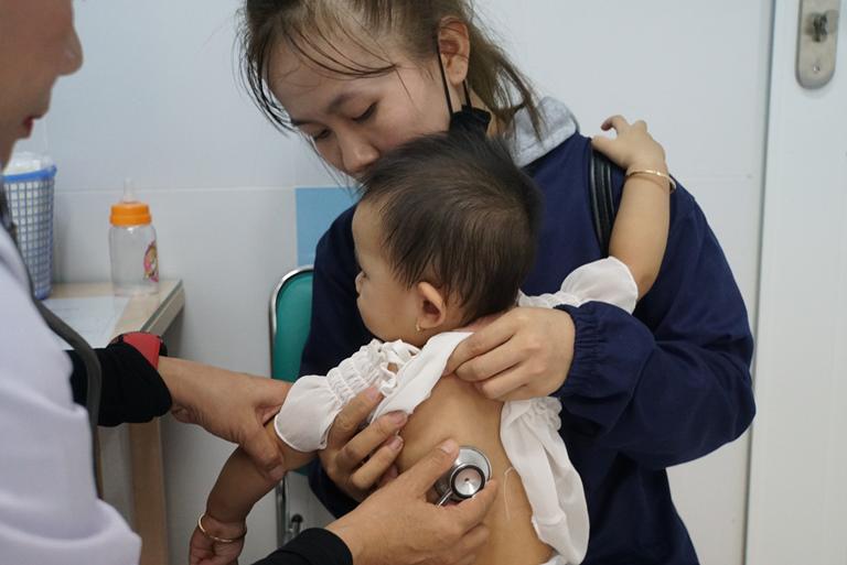 TPHCM: Trời nắng nóng, hơn 10.000 trẻ nhập viện mỗi ngày, cha mẹ cần làm gì để bảo vệ con? - 1