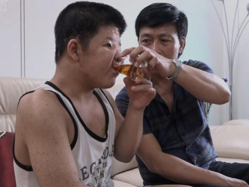 Gia cảnh đặc biệt của 2 đạo diễn nổi tiếng phải bán nhà để chữa bệnh hiểm nghèo cho con