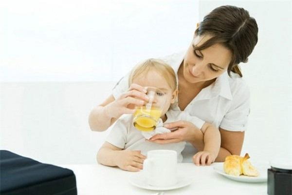 Bé trai 18 tháng mắt trợn ngược, suýt chết vì mẹ cho uống loại bù nước chữa tiêu chảy này - 2