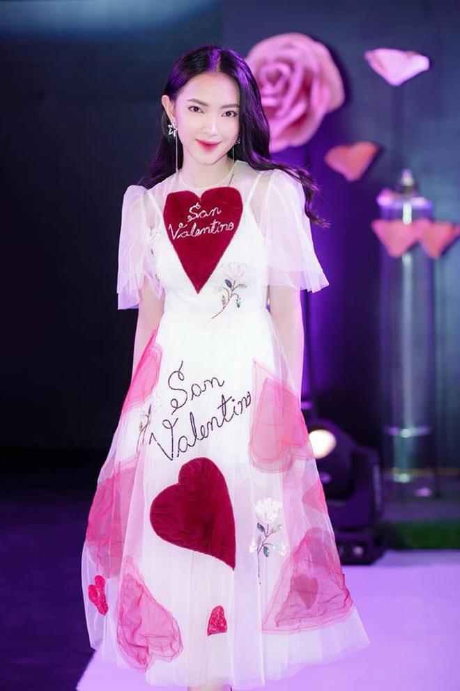 Bạn gái Duy Mạnh xinh như công chúa, vượt mặt Bích Phương khi đụng váy - 4