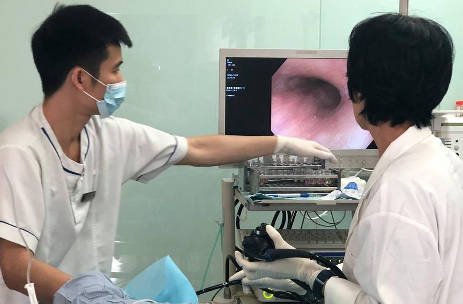Bé 21 tháng Hà Nội khóc nấc quặn người, suýt chết vì bà khoắng tay vào miệng móc dị vật - 1