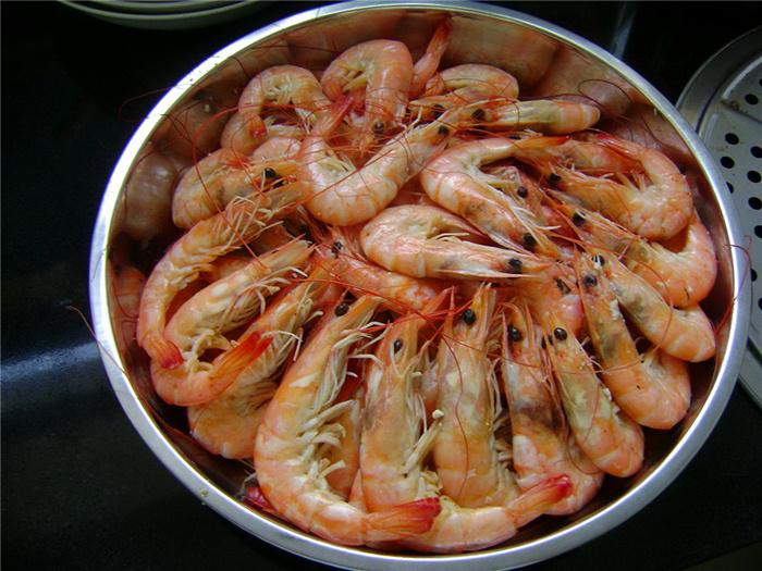 Chỉ luộc tôm với nước thì thật thiếu sót, thêm gia vị này, tôm vừa hồng đỏ vừa thơm ngon - 1