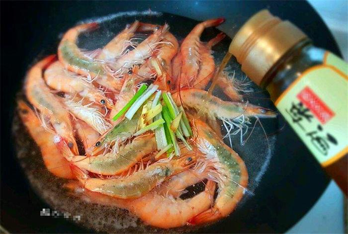 Chỉ luộc tôm với nước thì thật thiếu sót, thêm gia vị này, tôm vừa hồng đỏ vừa thơm ngon - 2