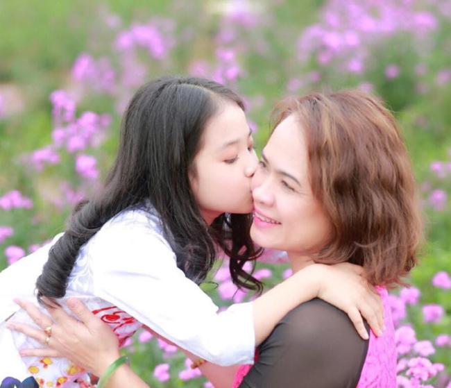 Con gái láo toét bị khán giả amp;#34;ném đáamp;#34;, mẹ diễn viên nhí vẫn yên tâm vì điều này - 2