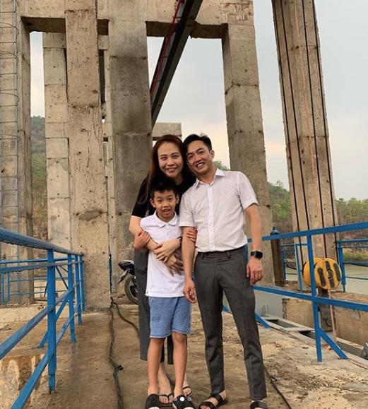 Đàm Thu Trang ôm chặt con riêng của chồng sắp cưới nhưng cánh tay bé mới gây chú ý - 1
