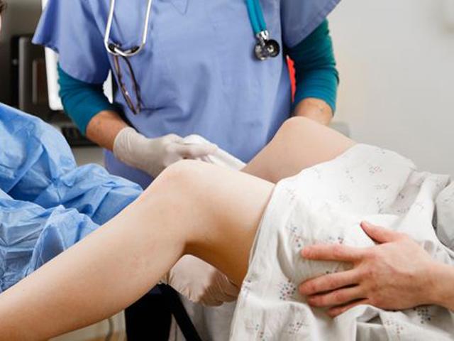 Mẹ 4 con làm chuyện ấy với tình trẻ chỉ 2 giờ sau sinh gây tranh cãi kịch liệt