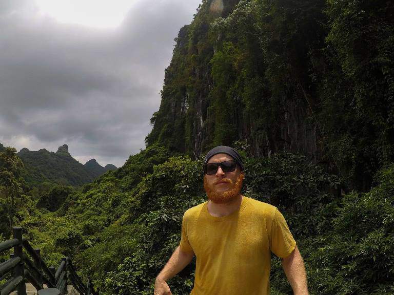 Chuyện ít người biết về chàng trai Tây mặc đồ chị em, ôm gà “gây bão” đường phố Sài Gòn - 1