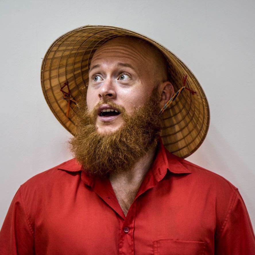 Chuyện ít người biết về chàng trai Tây mặc đồ chị em, ôm gà “gây bão” đường phố Sài Gòn - 2