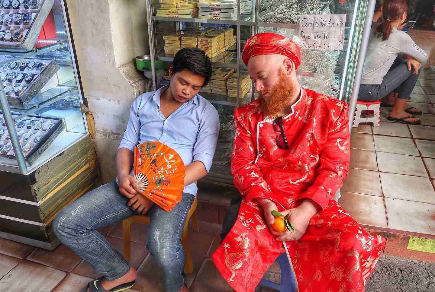 Chuyện ít người biết về chàng trai Tây mặc đồ chị em, ôm gà “gây bão” đường phố Sài Gòn - 3