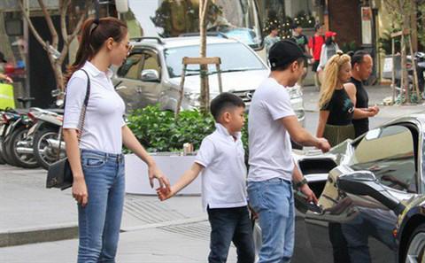 Đàm Thu Trang ôm chặt con riêng của chồng sắp cưới nhưng cánh tay bé mới gây chú ý - 4