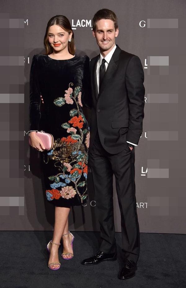 Lấy được tỷ phú trẻ kém 7 tuổi sau ly hôn, nàng siêu mẫu chẳng ngại bầu bí sòn sòn - 1