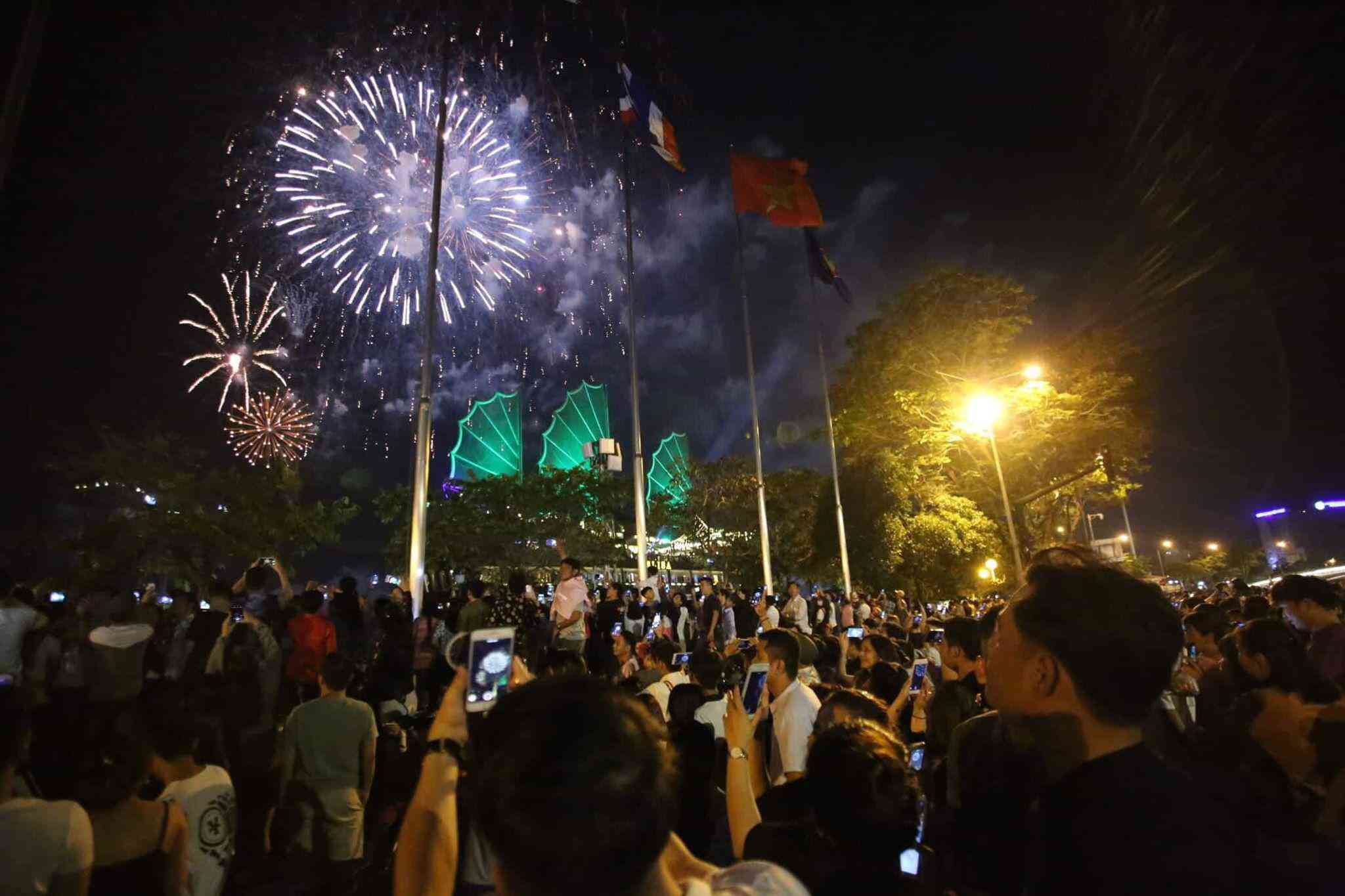 Pháo hoa rực rỡ chào năm mới 2020: Khởi đầu một thập kỷ mới - 2