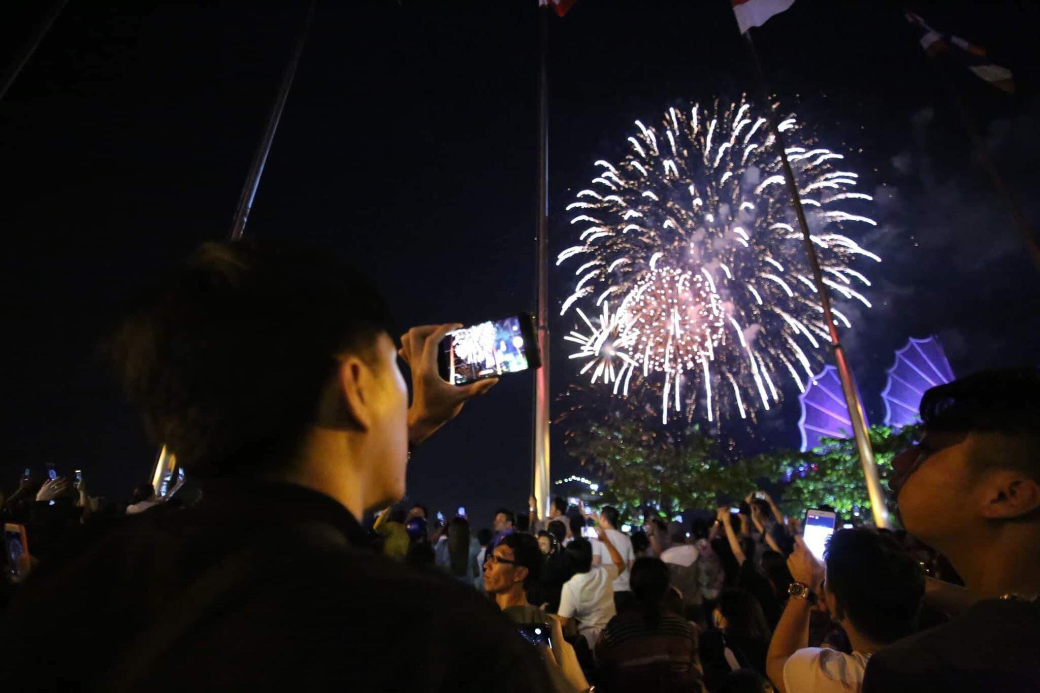 Màn bắn pháo hoa mãn nhãn đã khiến người dân TP.HCM trầm trồ, thích thú.