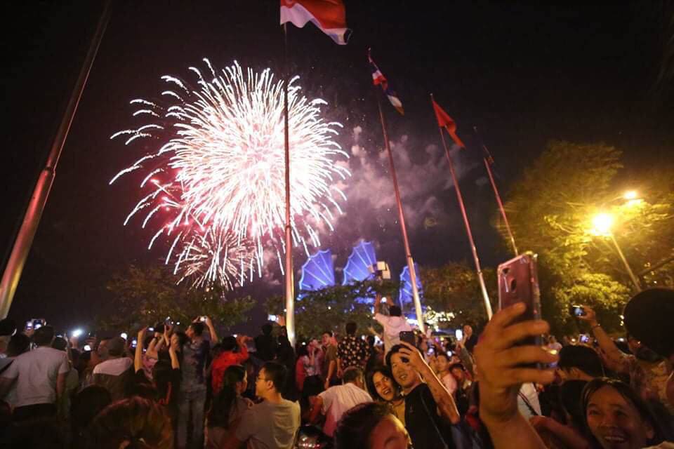 Pháo hoa rực rỡ chào năm mới 2020: Khởi đầu một thập kỷ mới - 3