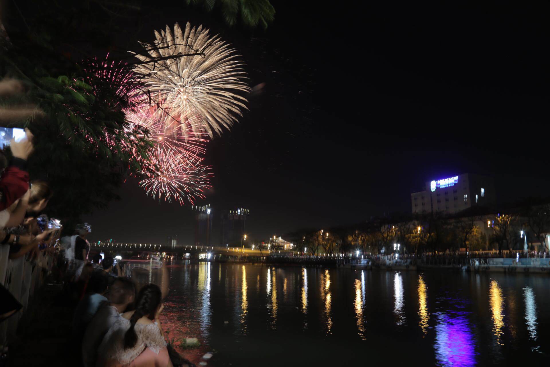 Pháo hoa rực rỡ chào năm mới 2020: Khởi đầu một thập kỷ mới - 9