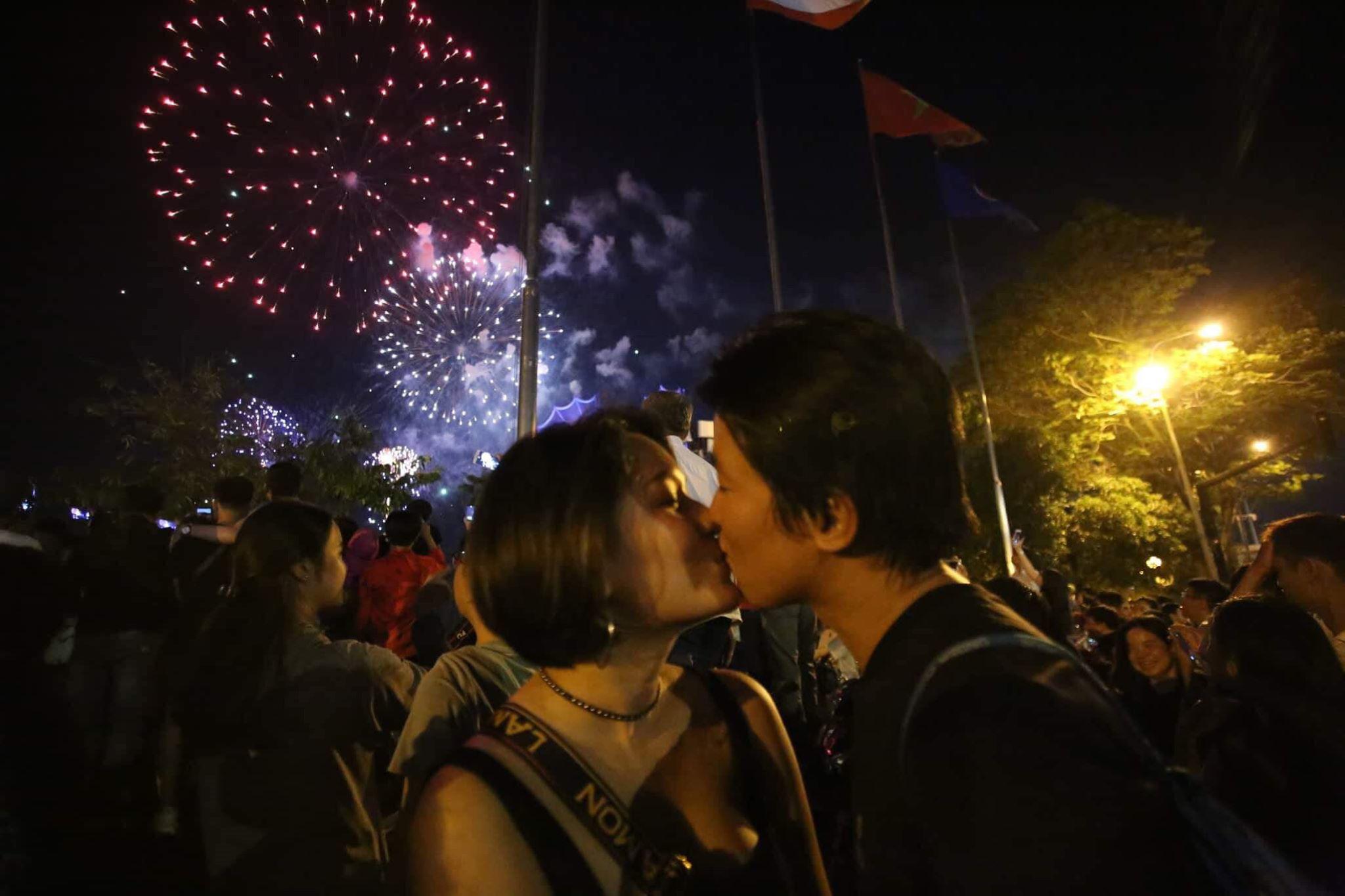 Cặp đôi trao nhau nụ hôn ngọt ngào trong khoảnh khắc chuyển giao giữa năm mới và năm cũ