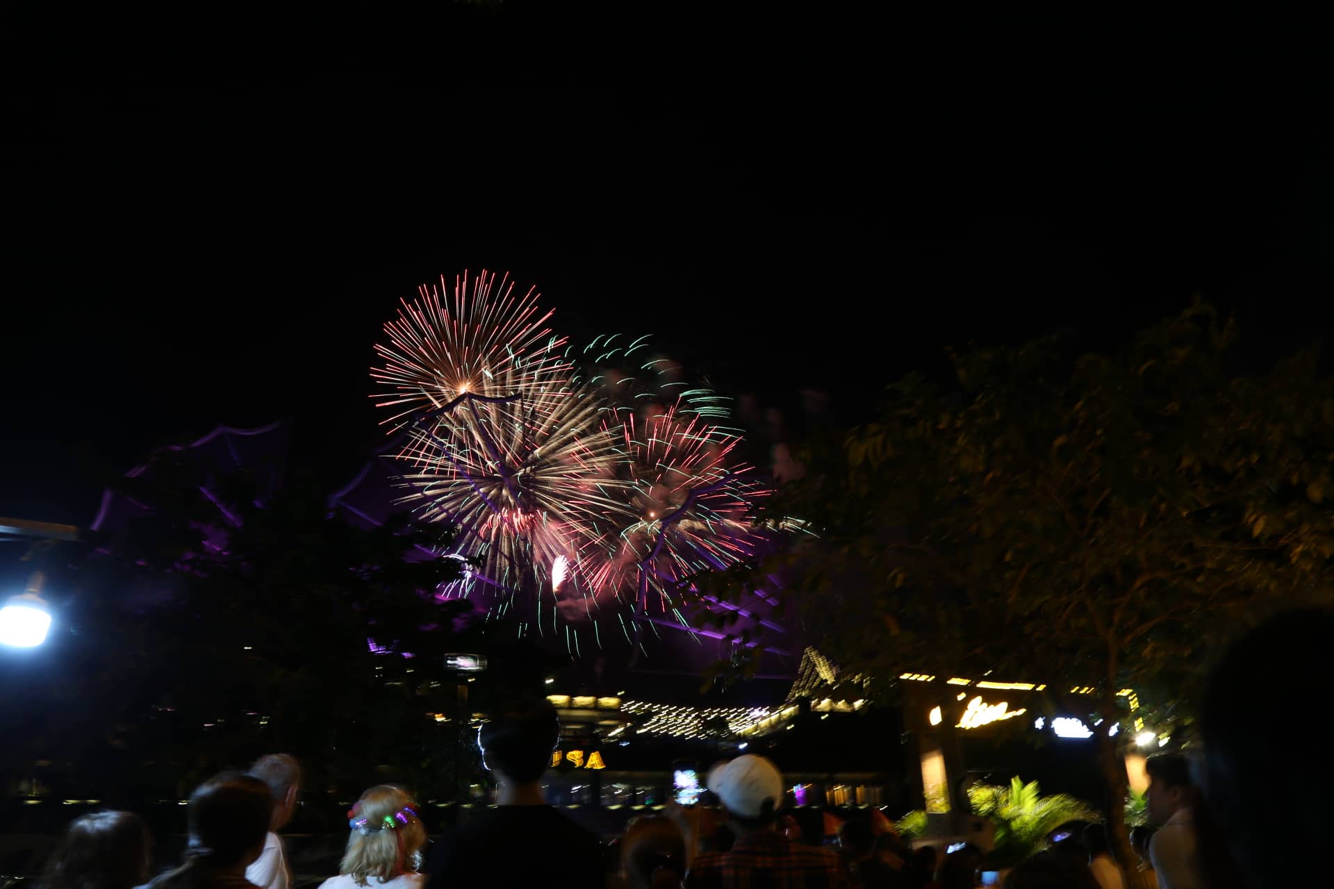 emClip: Màn bắn pháo hoa tại Phố đi bộ Hồ Gươm/em