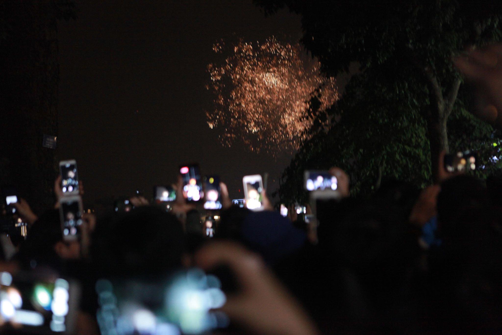 emHà Nội bắn pháo hoa tầm thấp khoảng 2 phút ở phố đi bộ Hồ Gươm/em