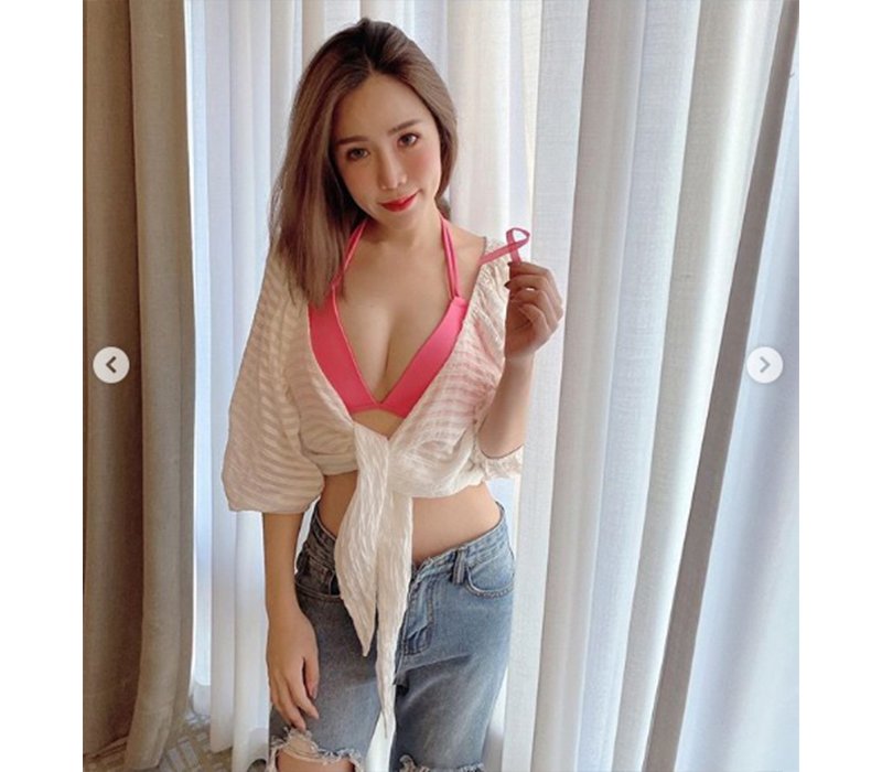 Hotgirl khiến nhiều người không thể rời mắt với những khoảnh khắc khoe vòng 1 đầy đặn, gợi cảm hết nấc.
