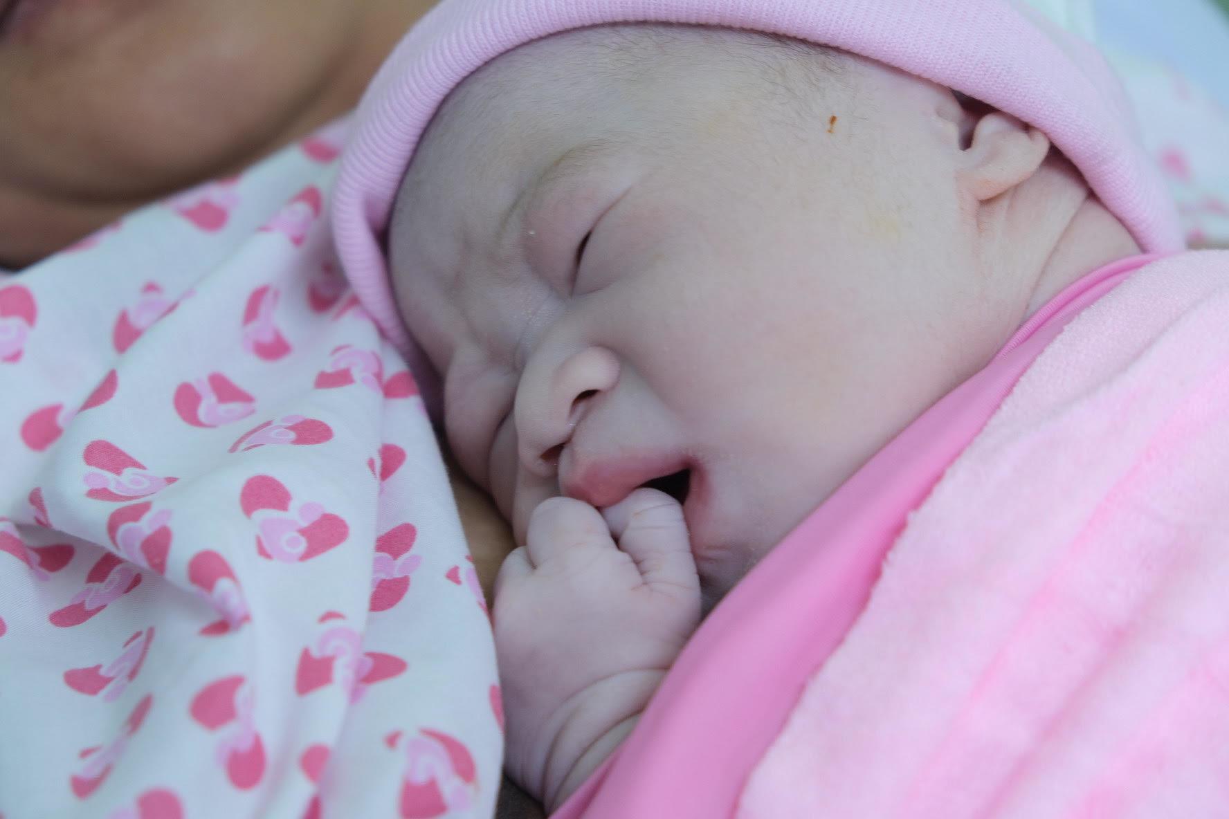 Hình ảnh em bé đầu tiên chào đời lúc 0h năm mới tại bệnh viện sản TP.HCM - 2