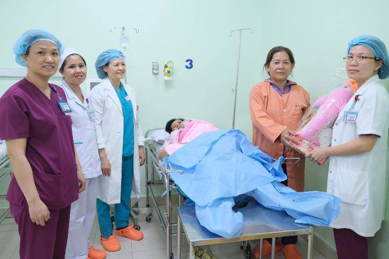 Hình ảnh em bé đầu tiên chào đời lúc 0h năm mới tại bệnh viện sản TP.HCM - 4