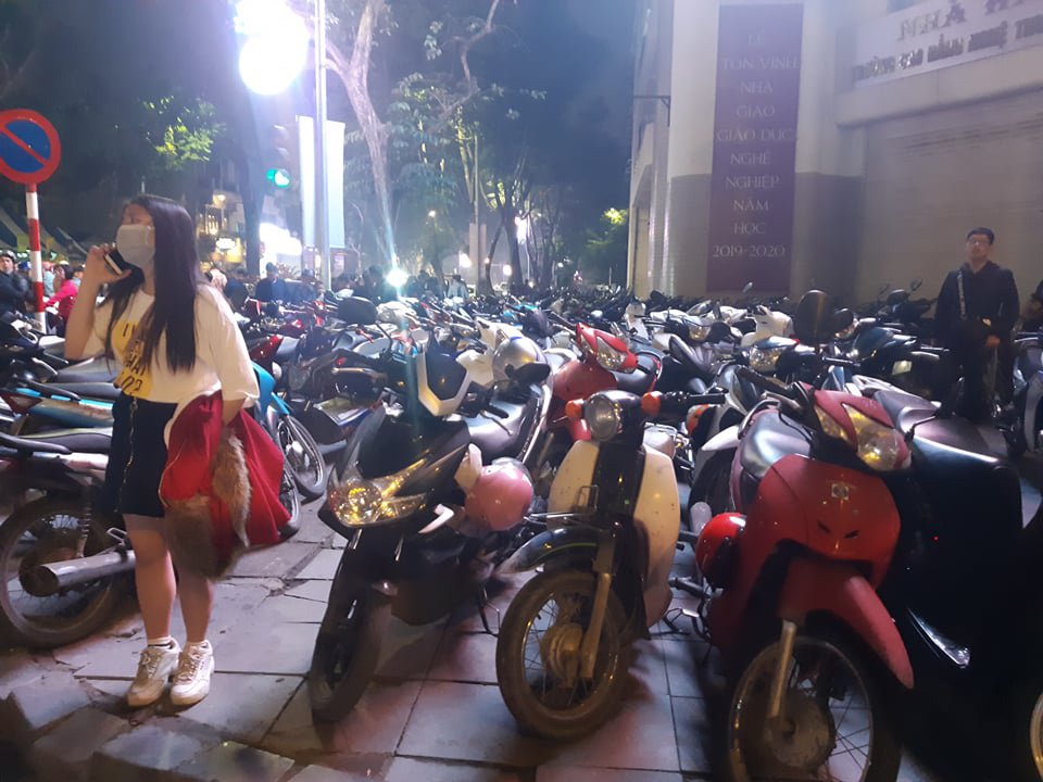 Vỡ trận bãi giữ xe giao thừa, xe máy 70 nghìn/lượt, Trung tâm 115 rước trăm xe vào trụ sở - 1