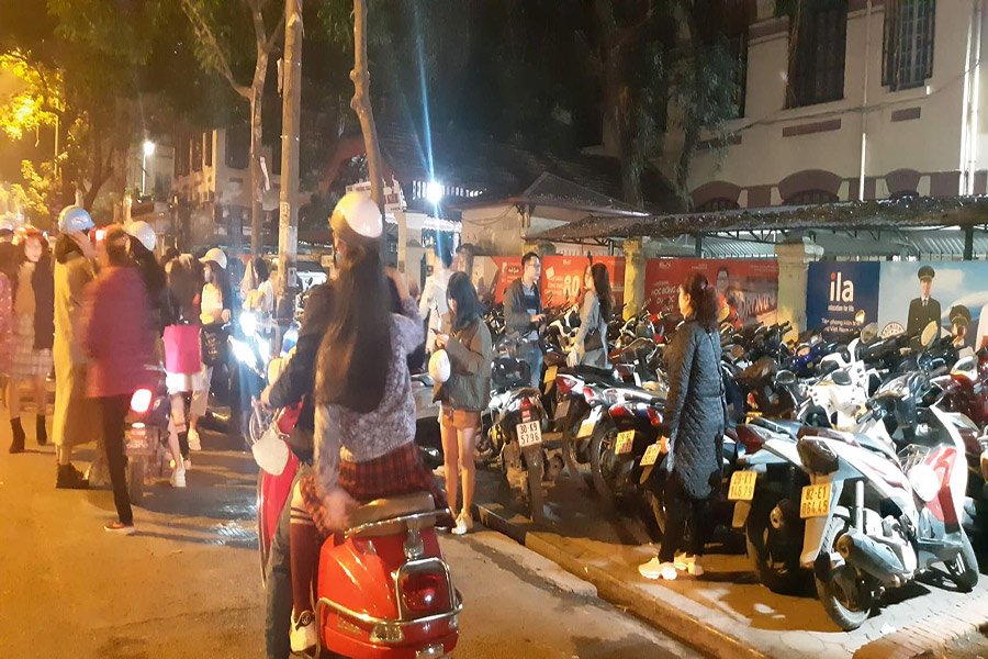 Vỡ trận bãi giữ xe giao thừa, xe máy 70 nghìn/lượt, Trung tâm 115 rước trăm xe vào trụ sở - 2