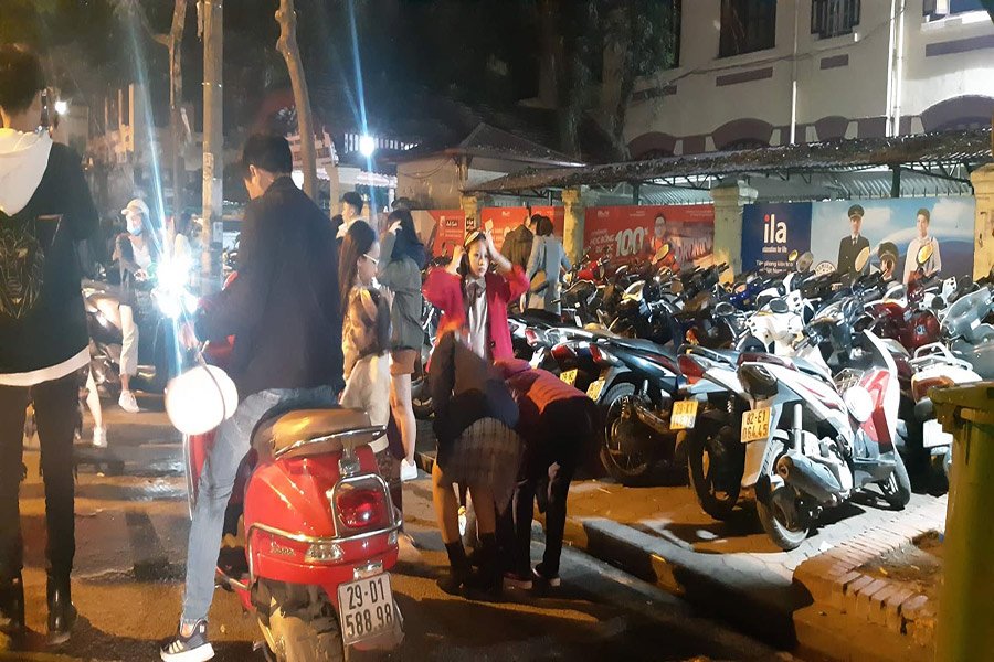 Vỡ trận bãi giữ xe giao thừa, xe máy 70 nghìn/lượt, Trung tâm 115 rước trăm xe vào trụ sở - 3