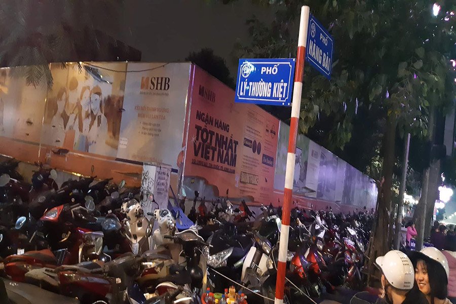 Vỡ trận bãi giữ xe giao thừa, xe máy 70 nghìn/lượt, Trung tâm 115 rước trăm xe vào trụ sở - 4