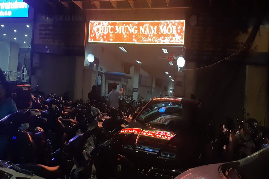 Vỡ trận bãi giữ xe giao thừa, xe máy 70 nghìn/lượt, Trung tâm 115 rước trăm xe vào trụ sở - 9