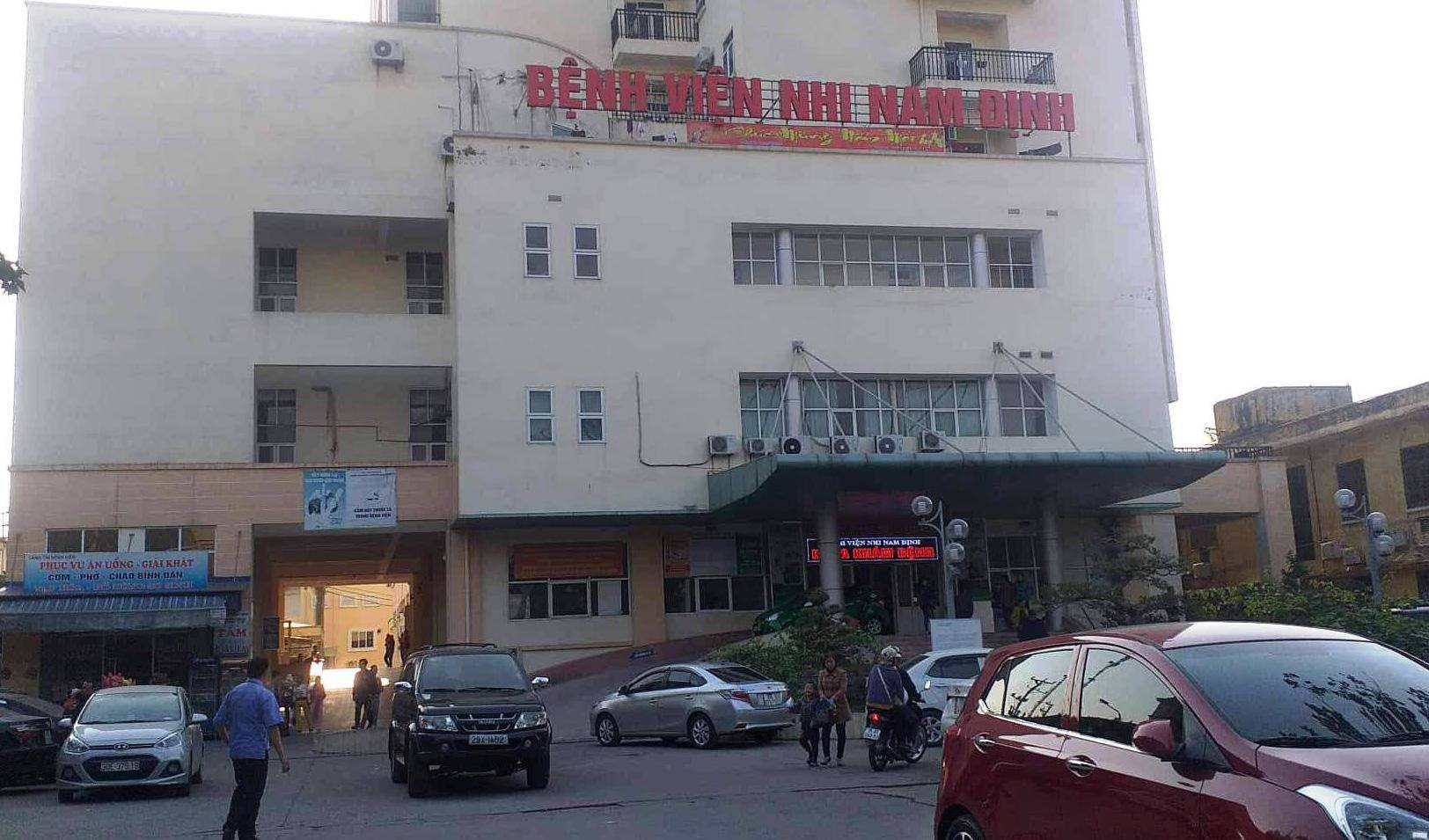 Vụ ăn bớt thuốc của bệnh nhi ở Nam Định: Thêm 6 điều dưỡng bị khởi tố - 1