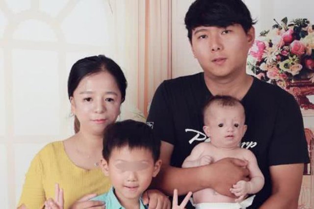 Cố sinh con thứ 2 dù mẹ mắc bệnh di truyền, cặp đôi ngỡ ngàng khi nhìn mặt con - 1