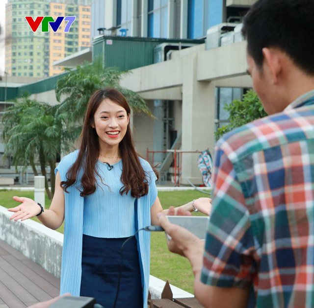 Cô được xem là một trong những MC trẻ nhất của VTV. 