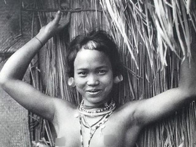 Nơi phụ nữ sinh con luôn để ngực trần, nam giới tán tỉnh con gái bằng cách sờ ngực