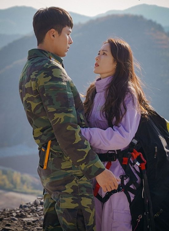 Điều gì giúp Hạ Cánh Nơi Anh được yêu thích chẳng kém Hậu Duệ Mặt Trời? - 14