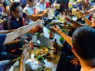 Uống rượu lái xe bị phạt: Quán nhậu tung chiêu bạn uống tôi lái giữ khách có khả thi?