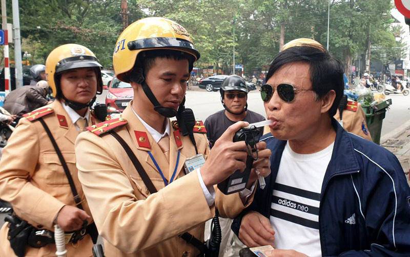 Mất 7 triệu đồng, nhiều tài xế xe máy mới ngã ngửa, vì trót uống 2 chén rượu - 1