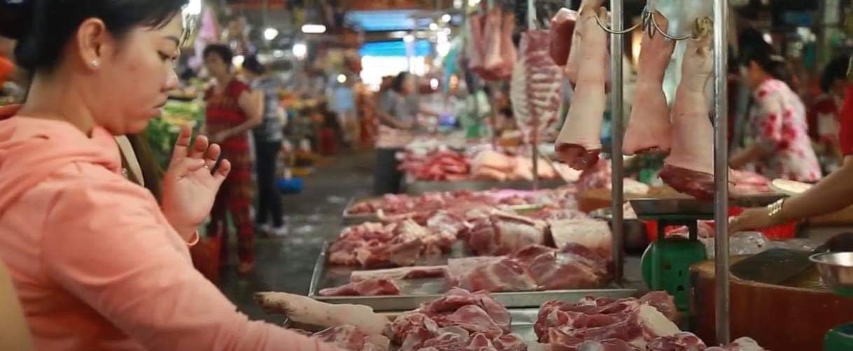 Giá thịt lợn giảm không đáng kể, chị em mua dè dặt, chọn thực phẩm khác thay thế dịp Tết - 3