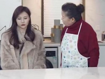 Ông bố bà mẹ lầy lội an ủi con gái vừa chia tay người yêu