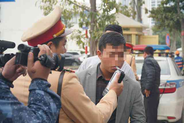Lo mất amp;#34;cả chì lẫn chàiamp;#34; với mức phạt nồng độ cồn, dân nhậu cảnh giác cao độ - 2