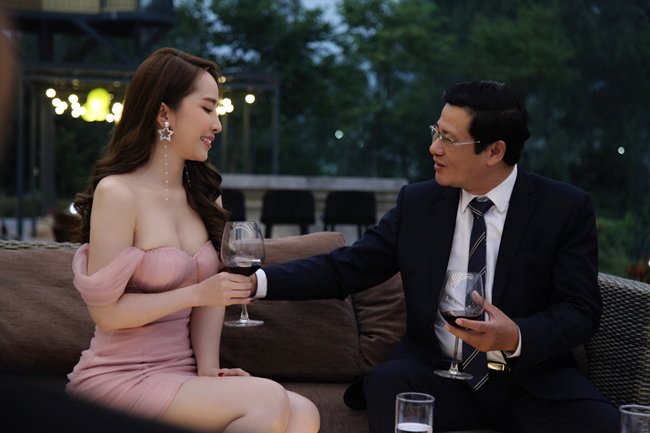 quynh nga khoe vong 1 "ngat tho", run ray khi dung truoc viet anh - 1