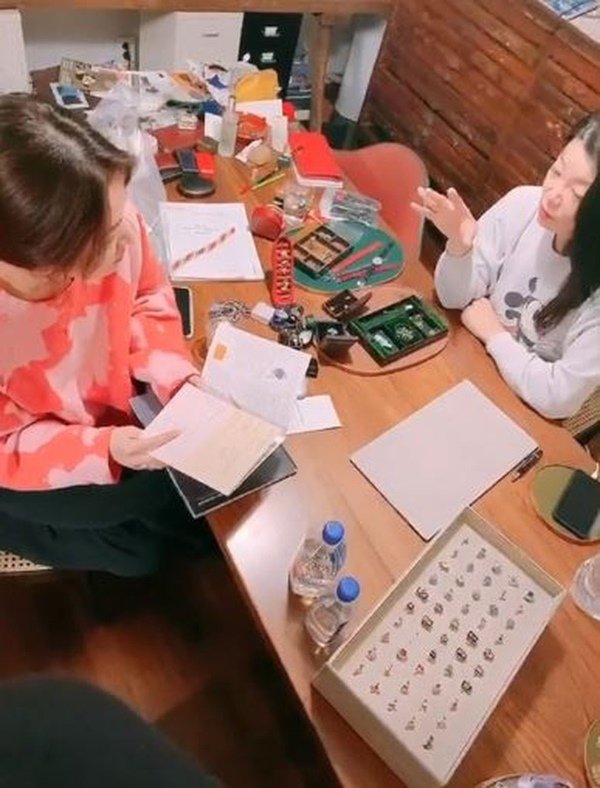 Song Joong Ki đang làm gì giữa lúc Song Hye Kyo chụp ảnh người đàn ông khác - 6